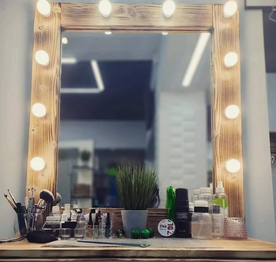 Oglindă de machiaj iluminată la Beauty Life Salon
