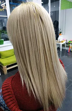 Coafură dreaptă și lucioasă, nuanță blond, vedere din spate