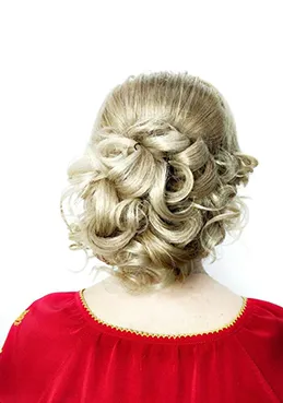 Coafură elegantă cu bucle, tip updo
