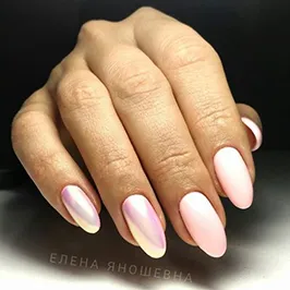 Manichiură ombré în nuanțe pastel